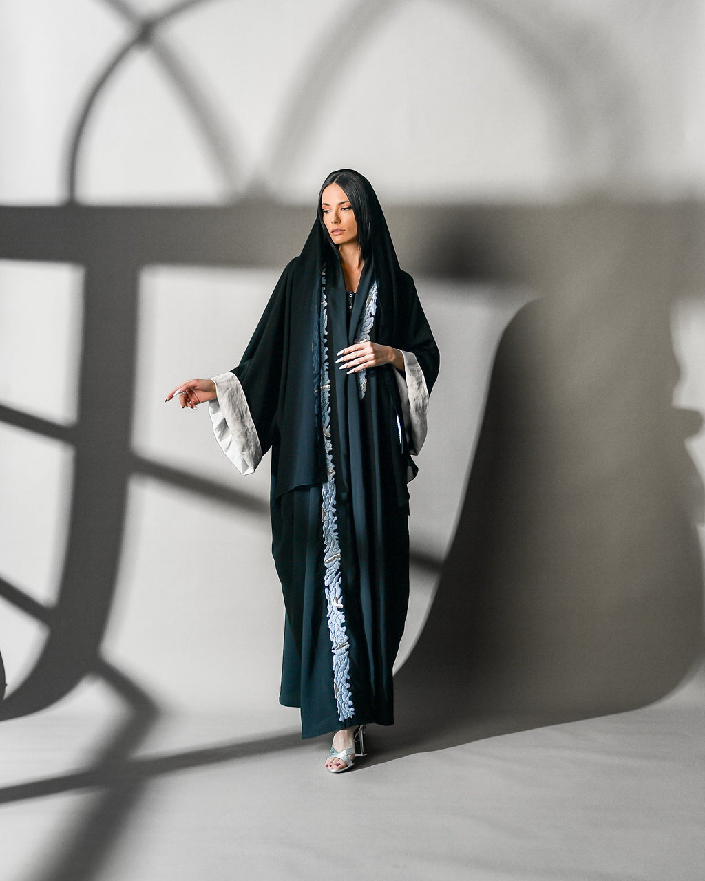 Khuyout Abaya in black crepe, sky-blue embroidery